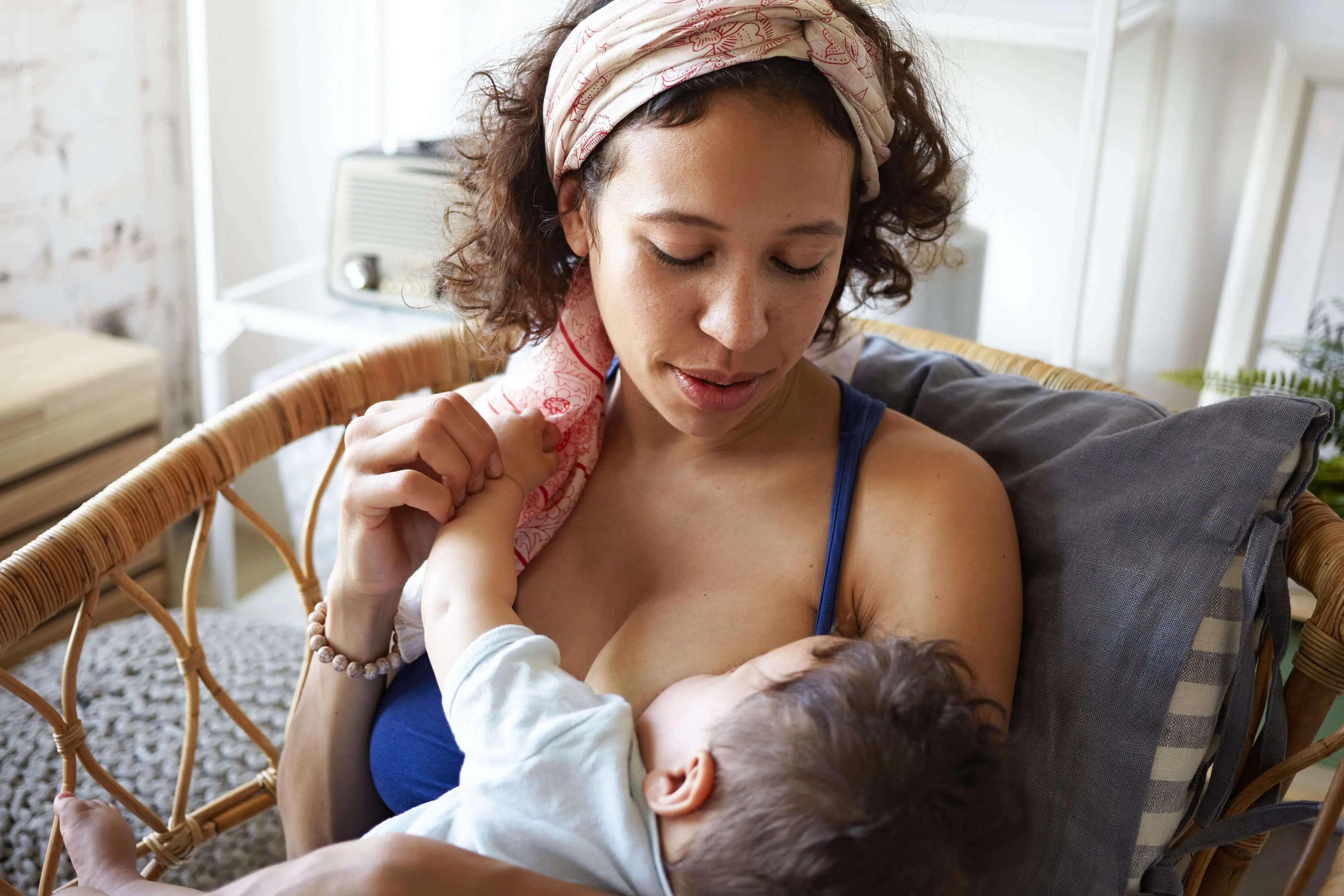 Moeder geeft borstvoeding aan baby
